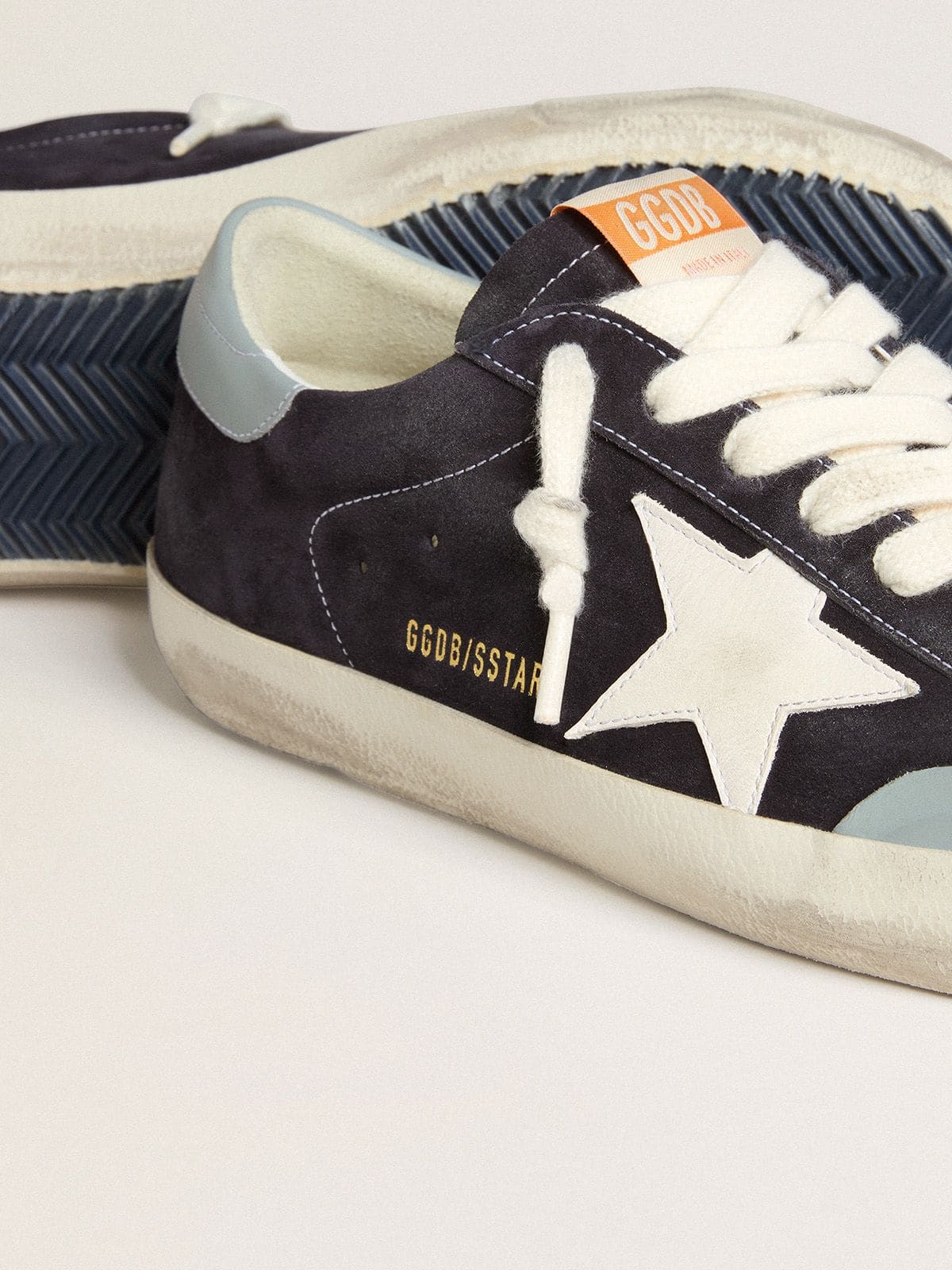 Golden Goose - Super-Star homme en daim bleu nuit avec étoile en cuir blanc et contrefort en cuir bleu ciel in 