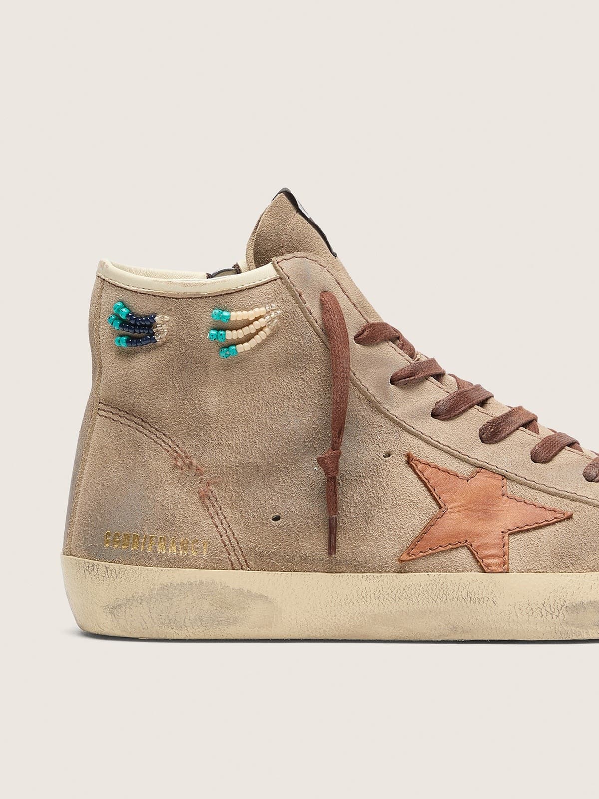 Golden Goose - Francy uomo in suede beige con stella in pelle marrone e perline colorate applicate in 