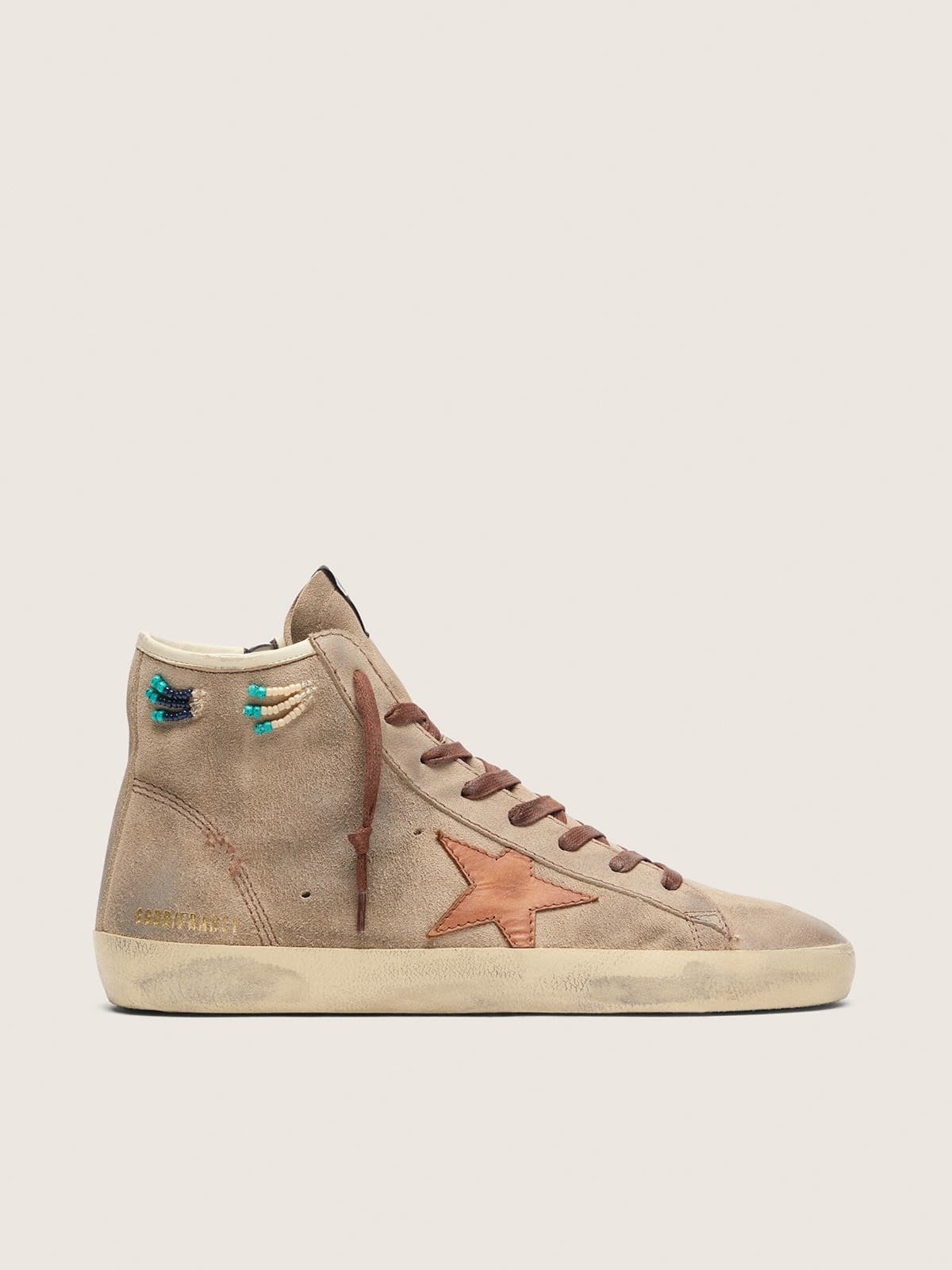 Golden Goose - Francy uomo in suede beige con stella in pelle marrone e perline colorate applicate in 