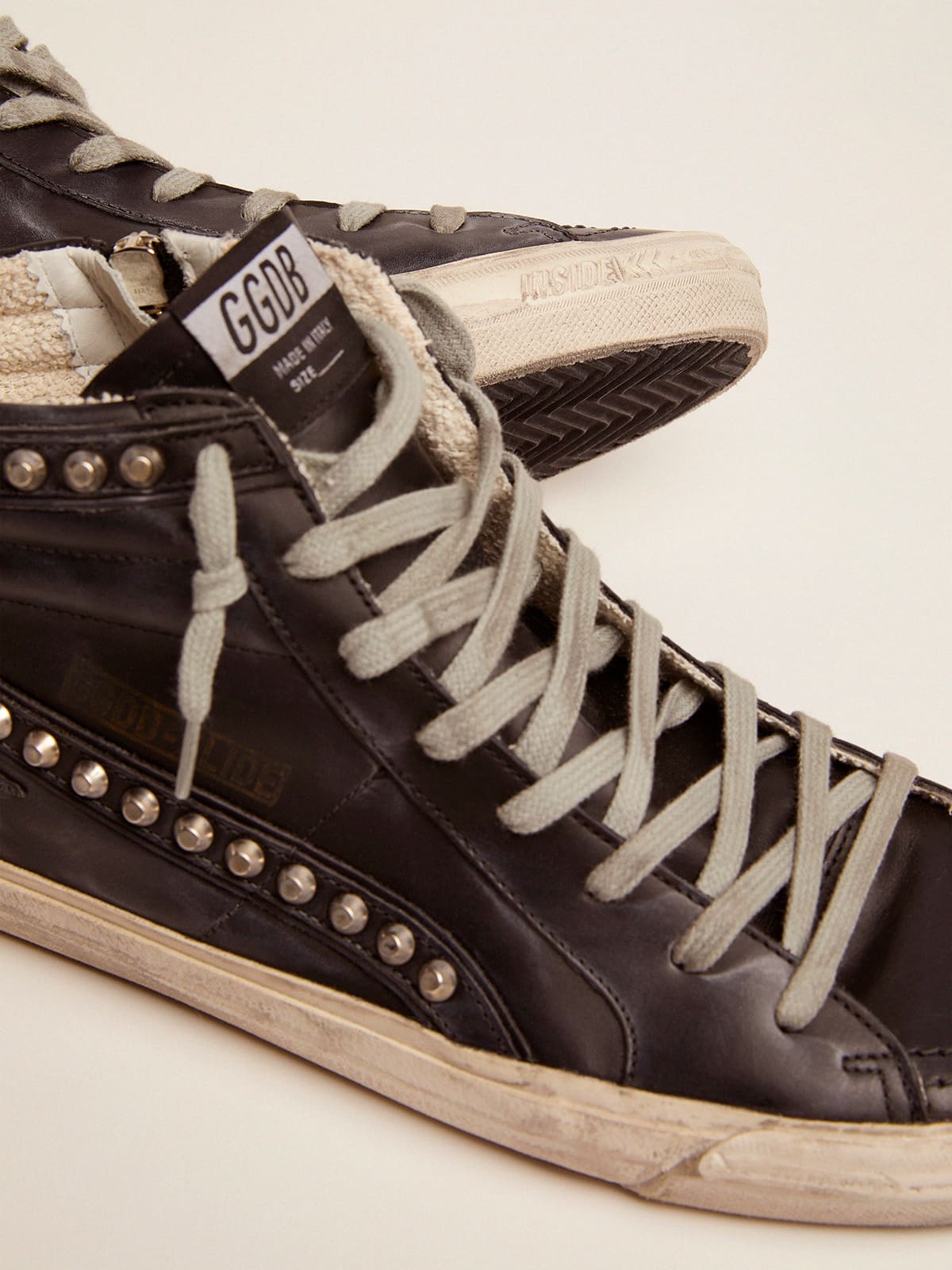 Golden Goose - Slide masculino preto com tachas aplicadas in 