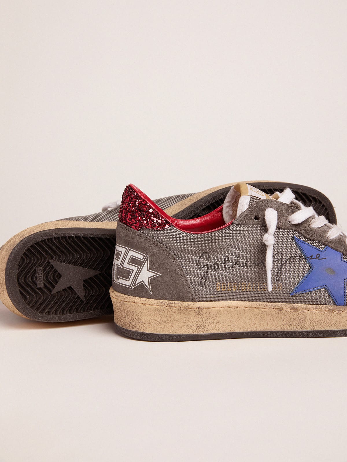 Golden Goose - Sneaker Ball Star in rete argento chiaro e talloncino in glitter rossi in 