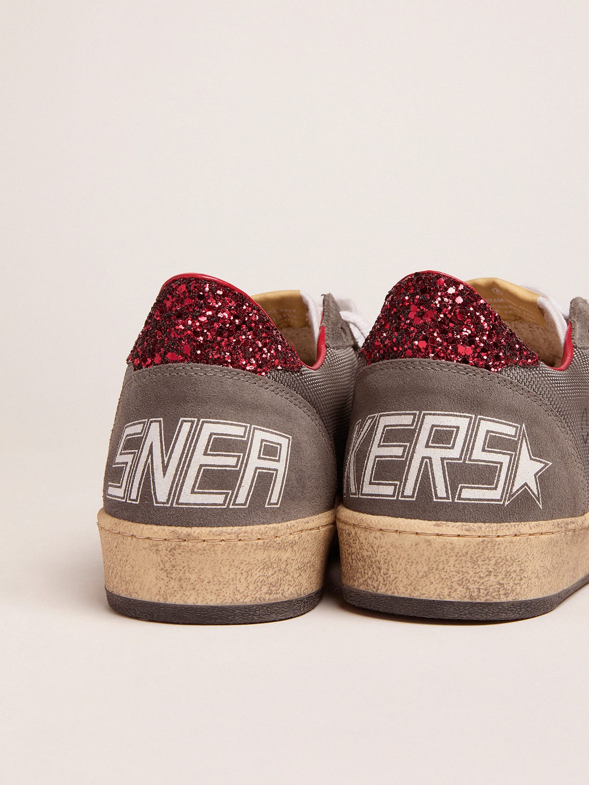 Golden Goose - Sneaker Ball Star in rete argento chiaro e talloncino in glitter rossi in 