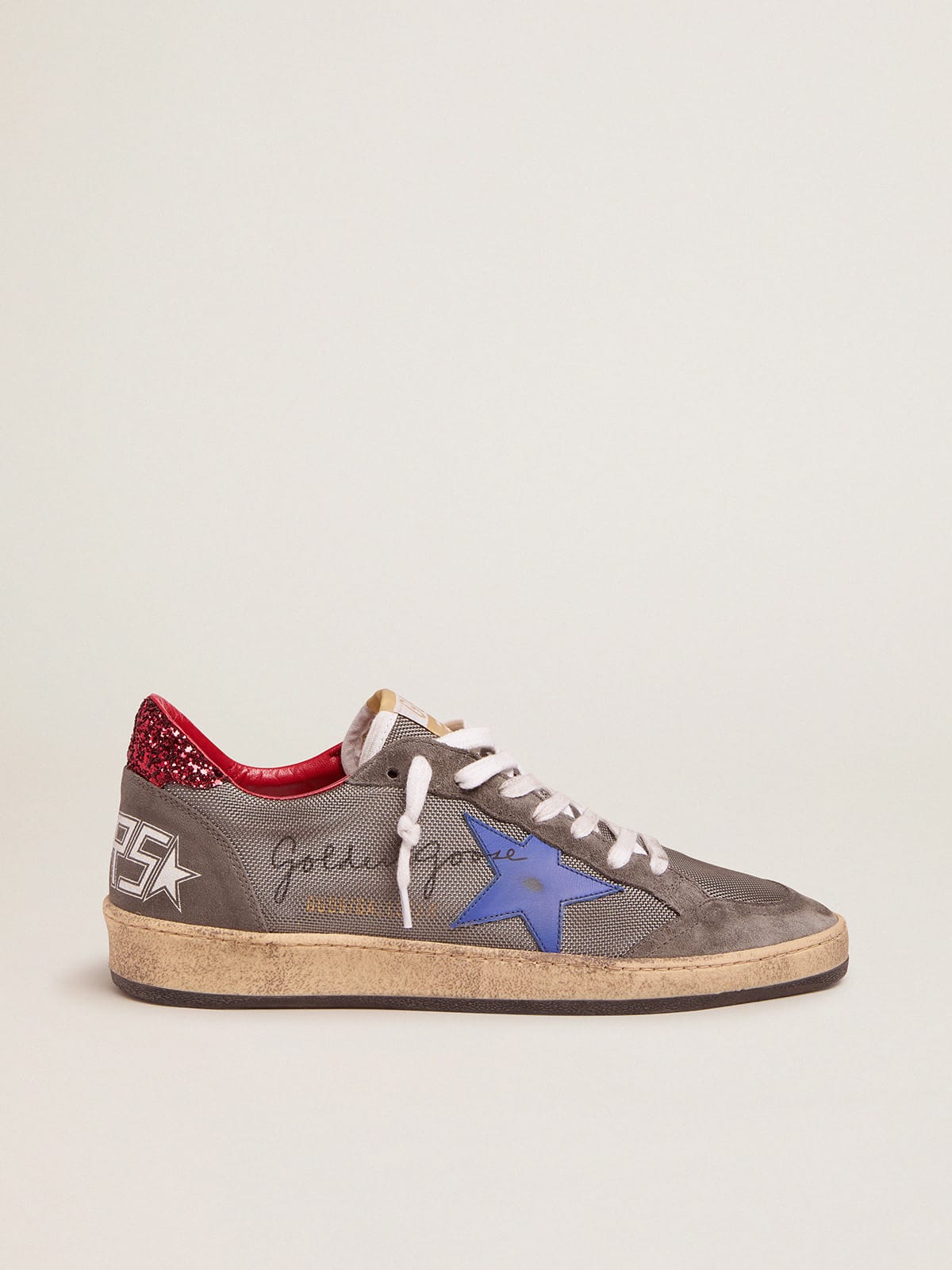 Golden Goose - Sneaker Ball Star in rete argento chiaro e talloncino in glitter rossi in 