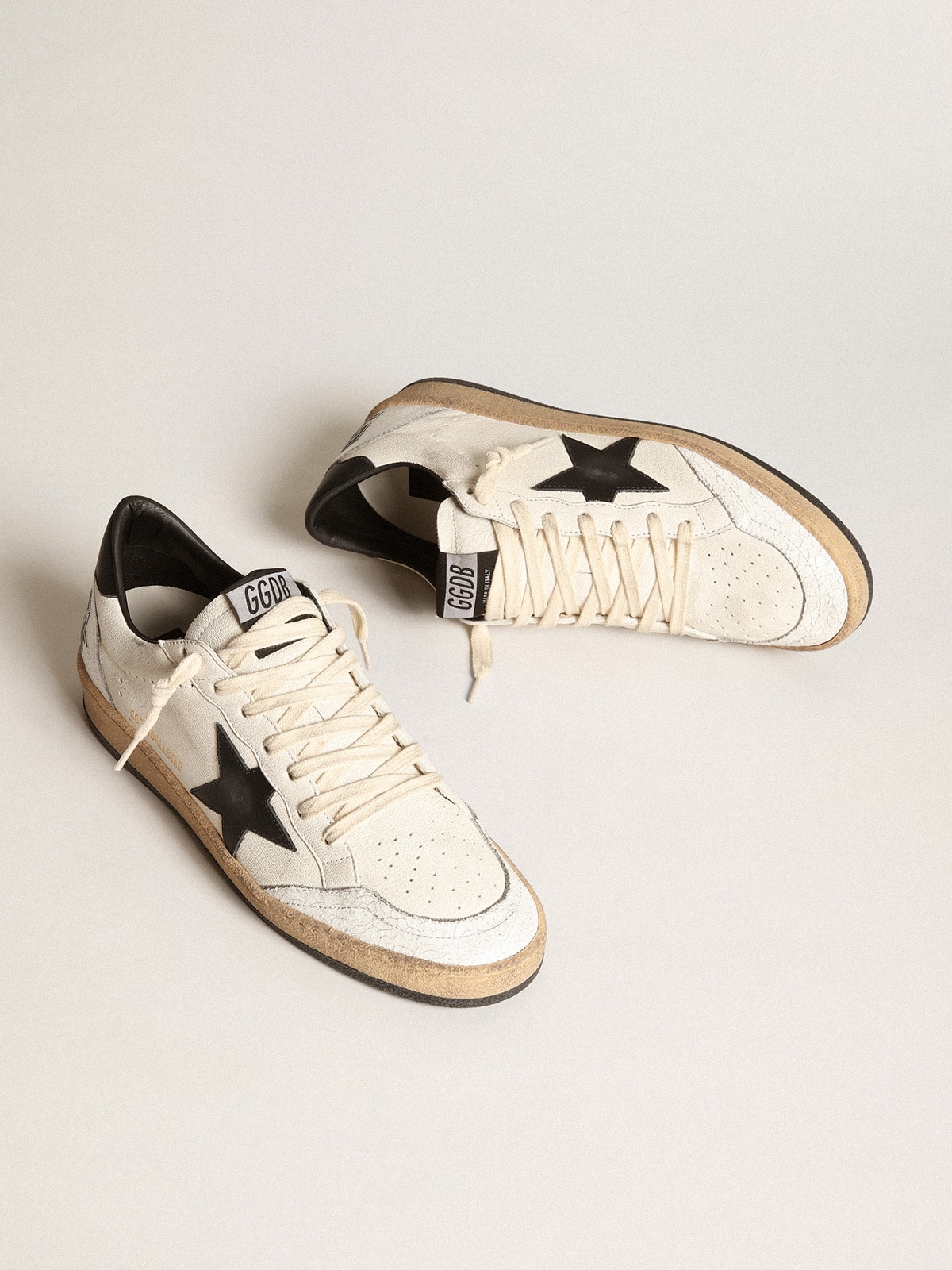 Golden Goose - Ball Star masculino de napa branca com estrela preta in 