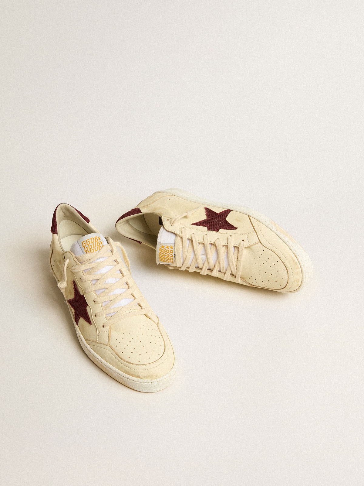 Golden Goose - Ball Star de napa beige con estrella y refuerzo del talón de malla burdeos in 