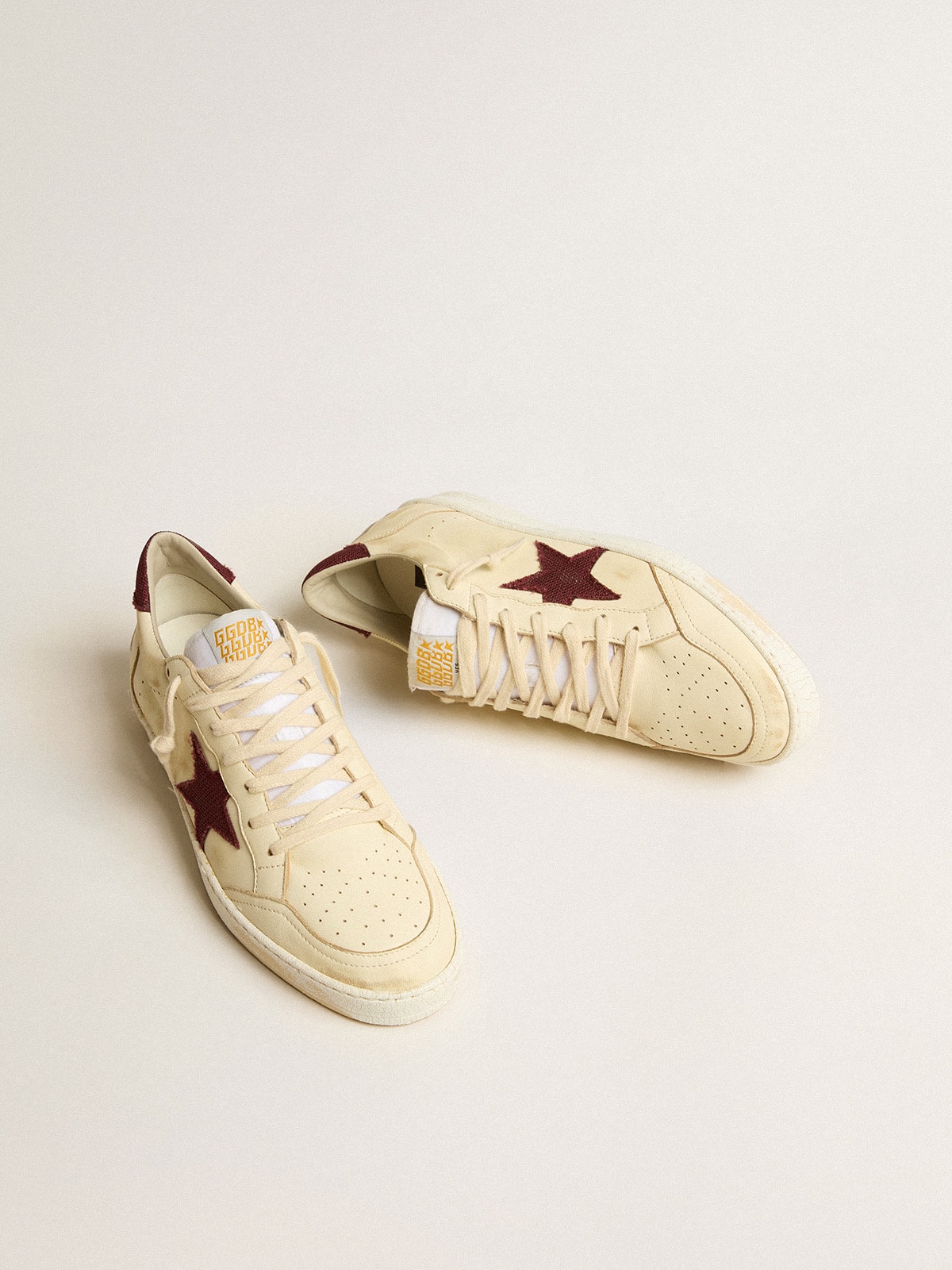 Golden Goose - Beiger Ball Star aus Nappa mit Stern und Ferse aus bordeauxfarbenem Mesh in 