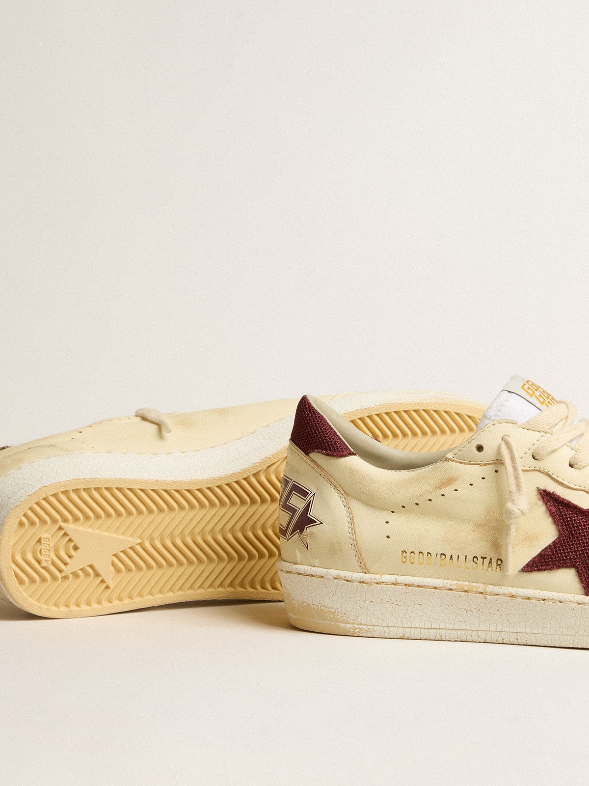 Golden Goose - Ball Star de napa beige con estrella y refuerzo del talón de malla burdeos in 