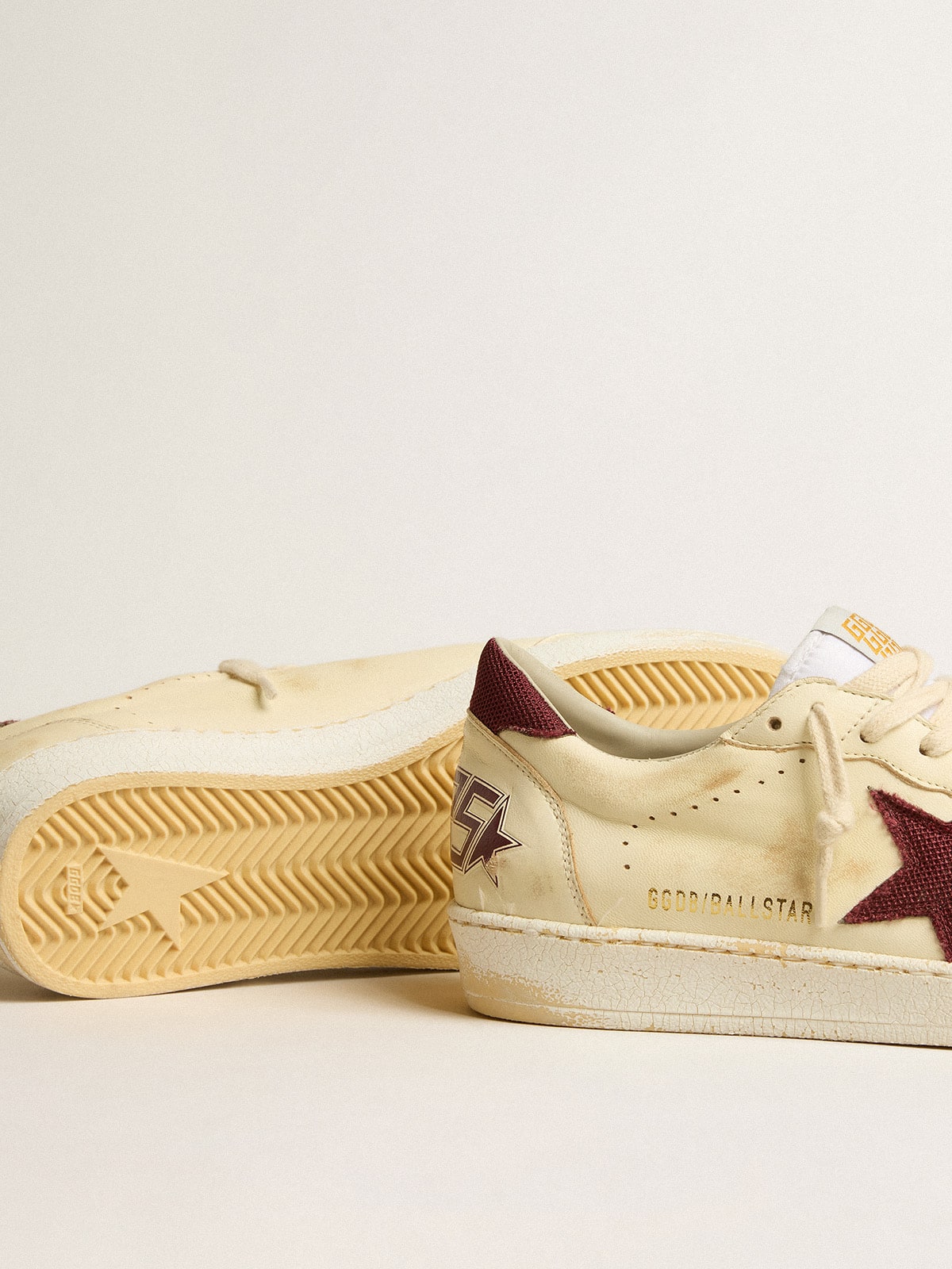 Golden Goose - Beiger Ball Star aus Nappa mit Stern und Ferse aus bordeauxfarbenem Mesh in 