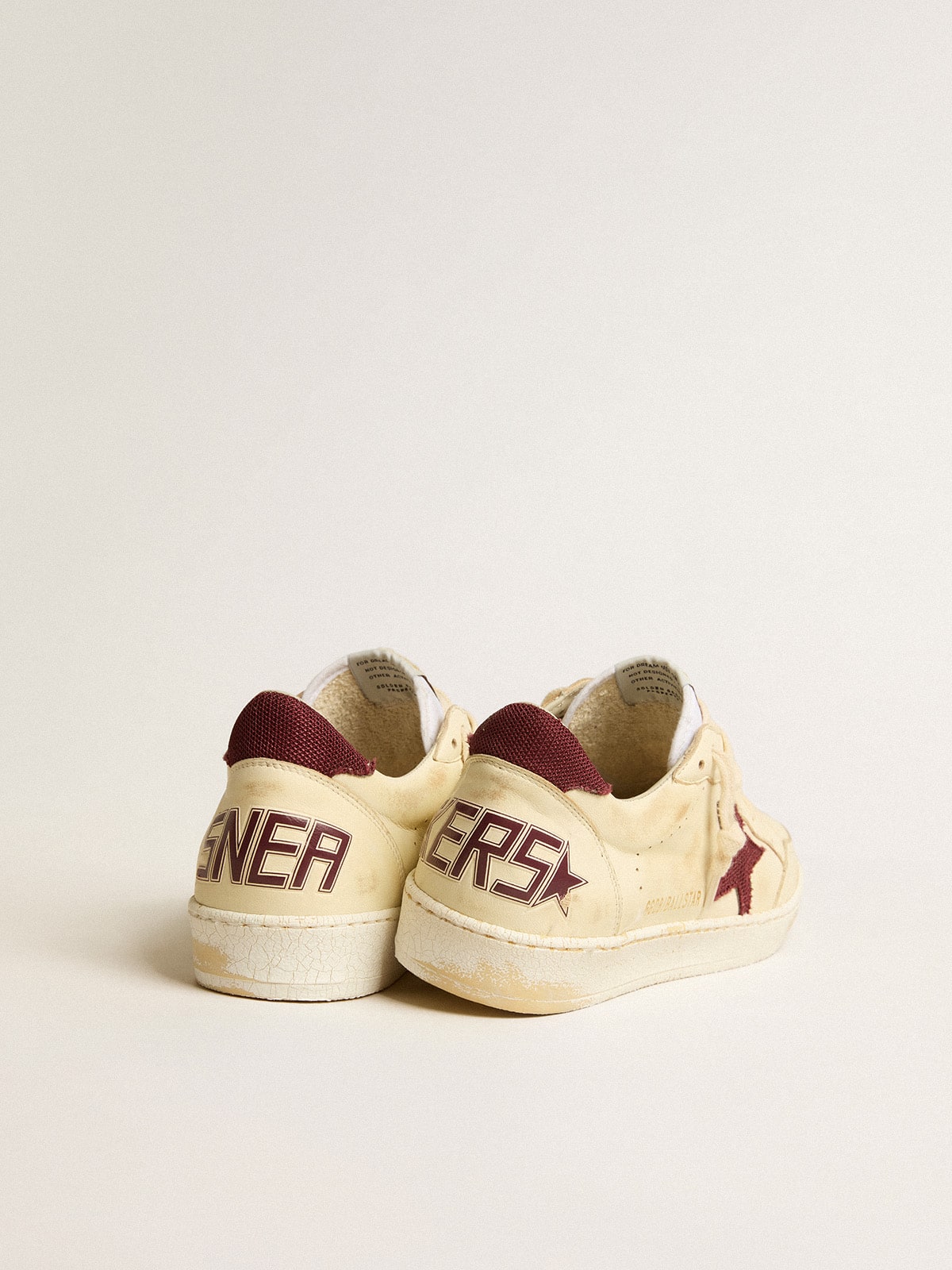 Golden Goose - Beiger Ball Star aus Nappa mit Stern und Ferse aus bordeauxfarbenem Mesh in 