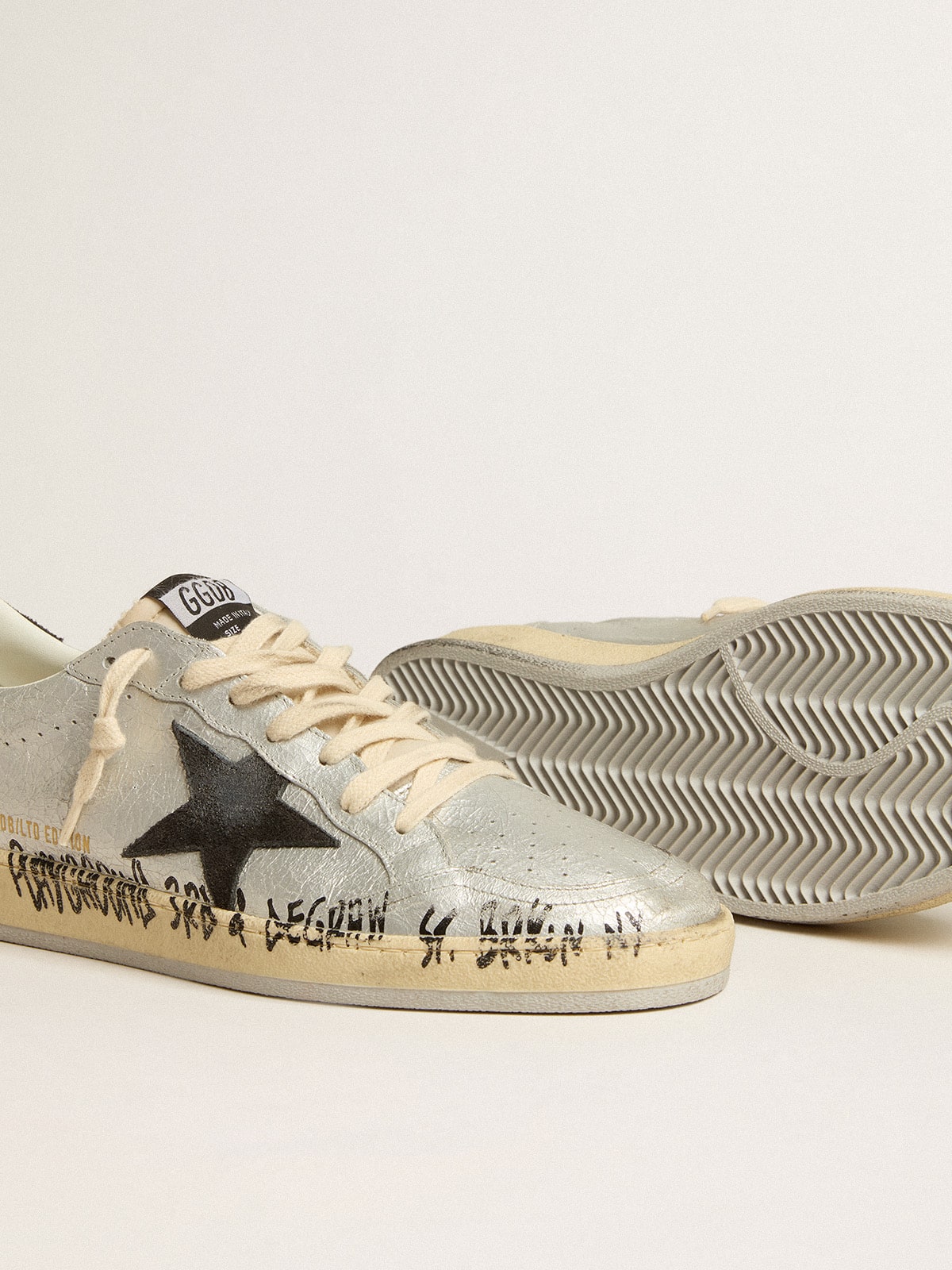 Golden Goose - Ball Star LTD aus silberfarbenem Leder mit Stern und Ferse aus grauem Rauleder in 