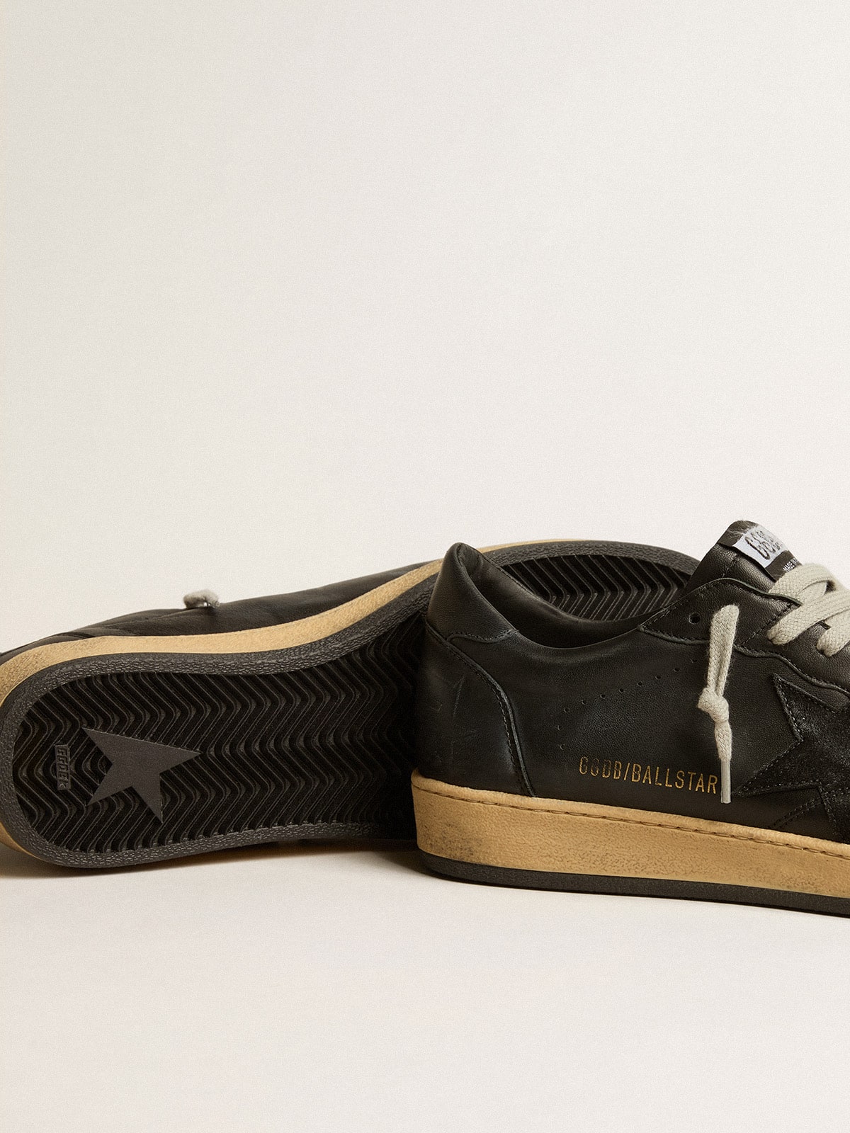 Golden Goose - Ball Star in nappa nera con stella in suede e talloncino in nappa nera in 