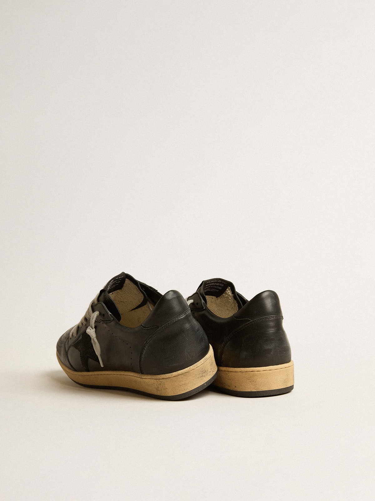 Golden Goose - Ball Star in nappa nera con stella in suede e talloncino in nappa nera in 