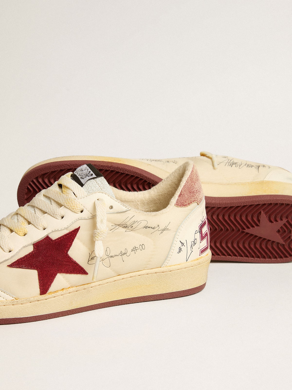 Golden Goose - Ball Star LTD aus Nylon mit granatapfelrotem Raulederstern und Fersendetail aus Leder in 