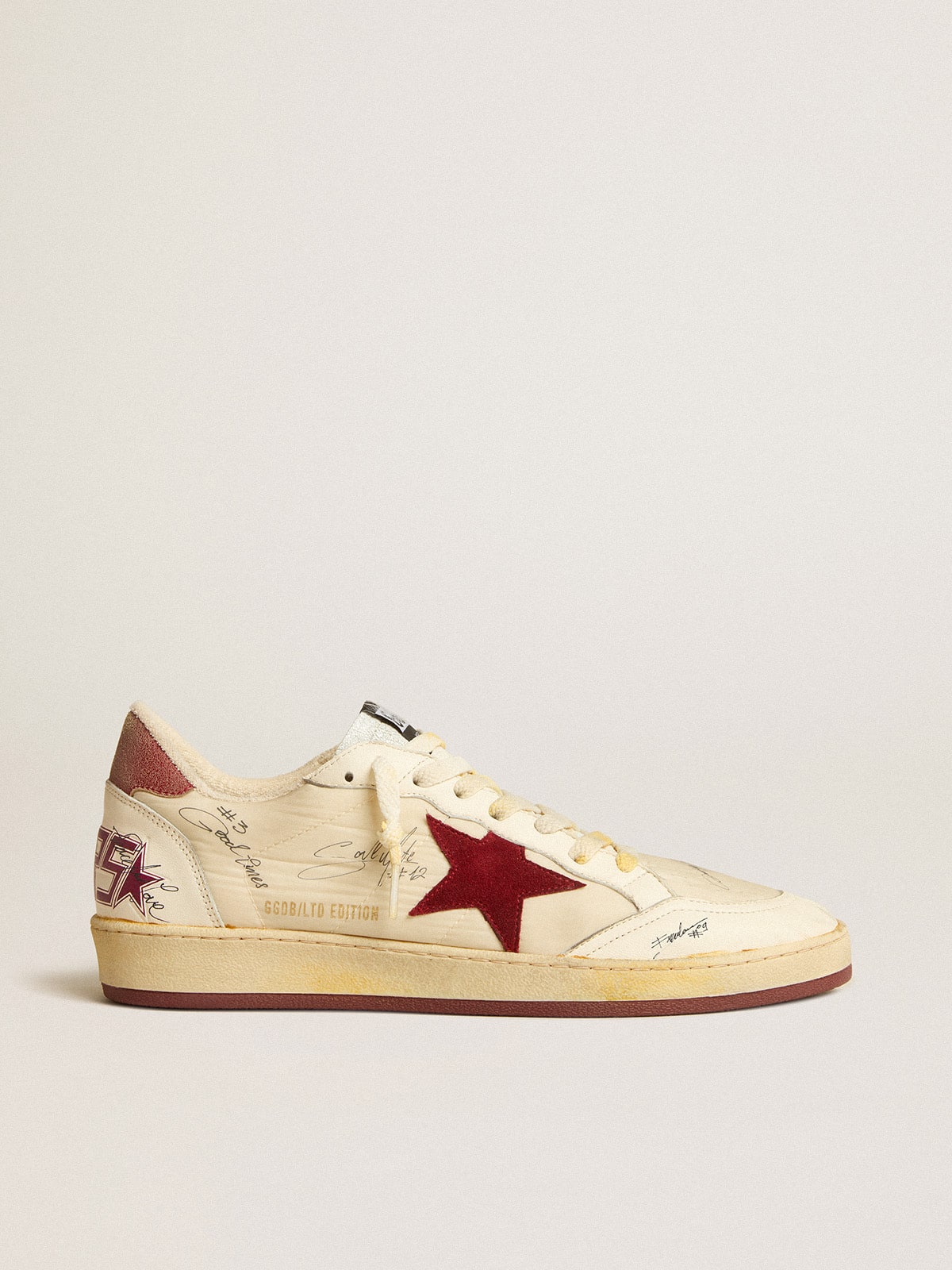 Golden Goose - Ball Star LTD aus Nylon mit granatapfelrotem Raulederstern und Fersendetail aus Leder in 