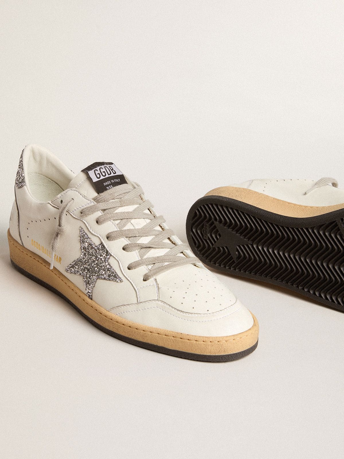 Golden Goose - Ball Star Wishes pour homme en cuir nappa avec étoile blanche et contrefort à paillettes in 