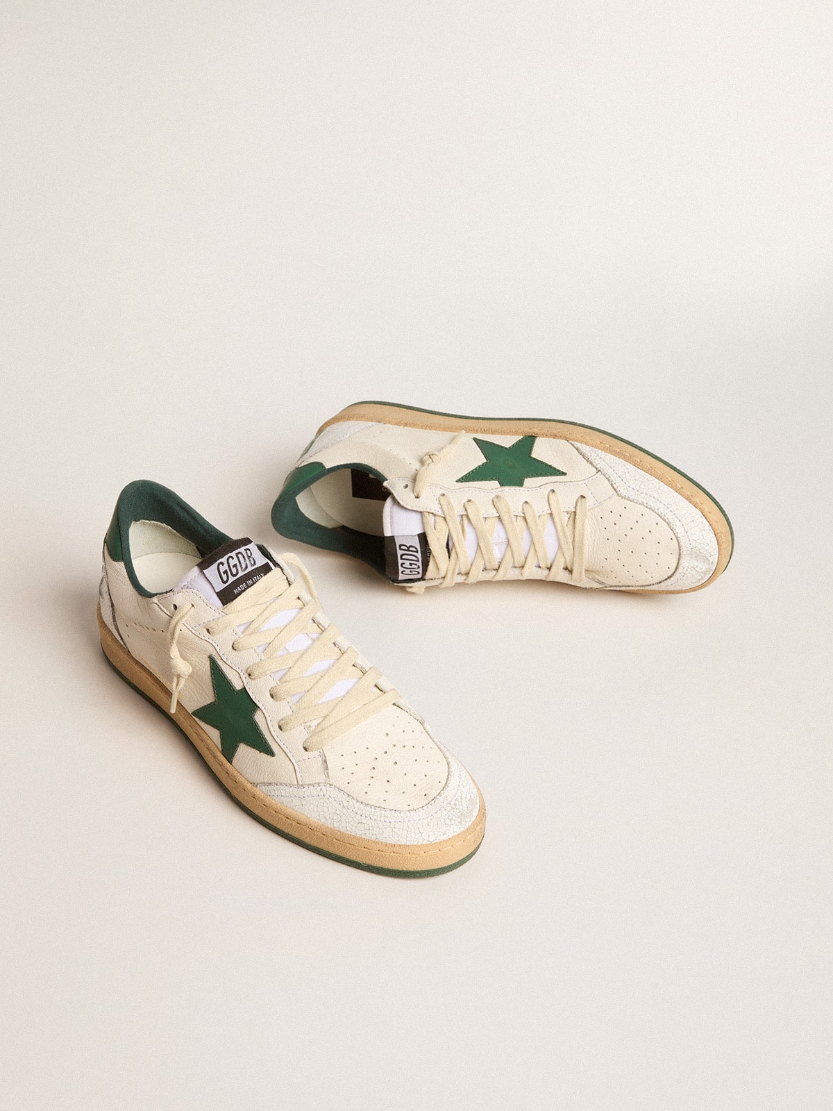 Golden Goose - Ball Star Wishes Masculino de napa branca com estrela e talão de couro verde in 