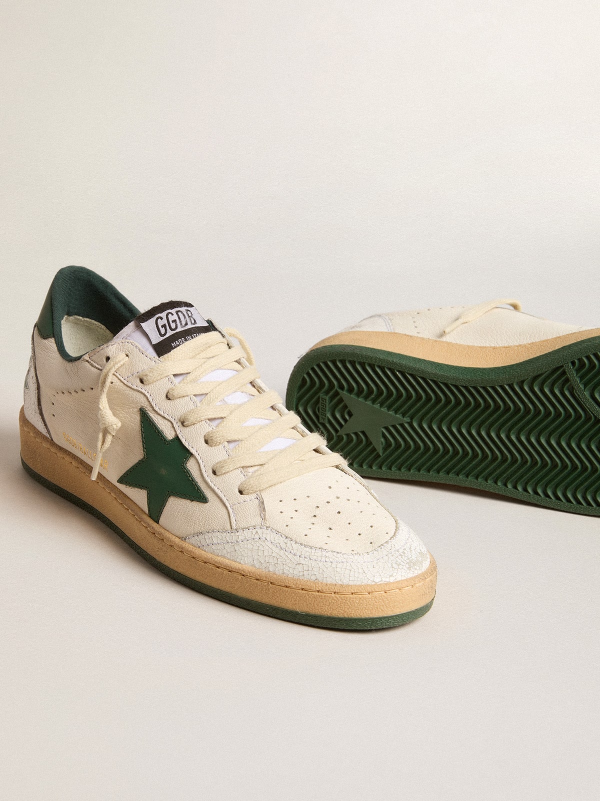 Golden Goose - Ball Star Wishes Masculino de napa branca com estrela e talão de couro verde in 