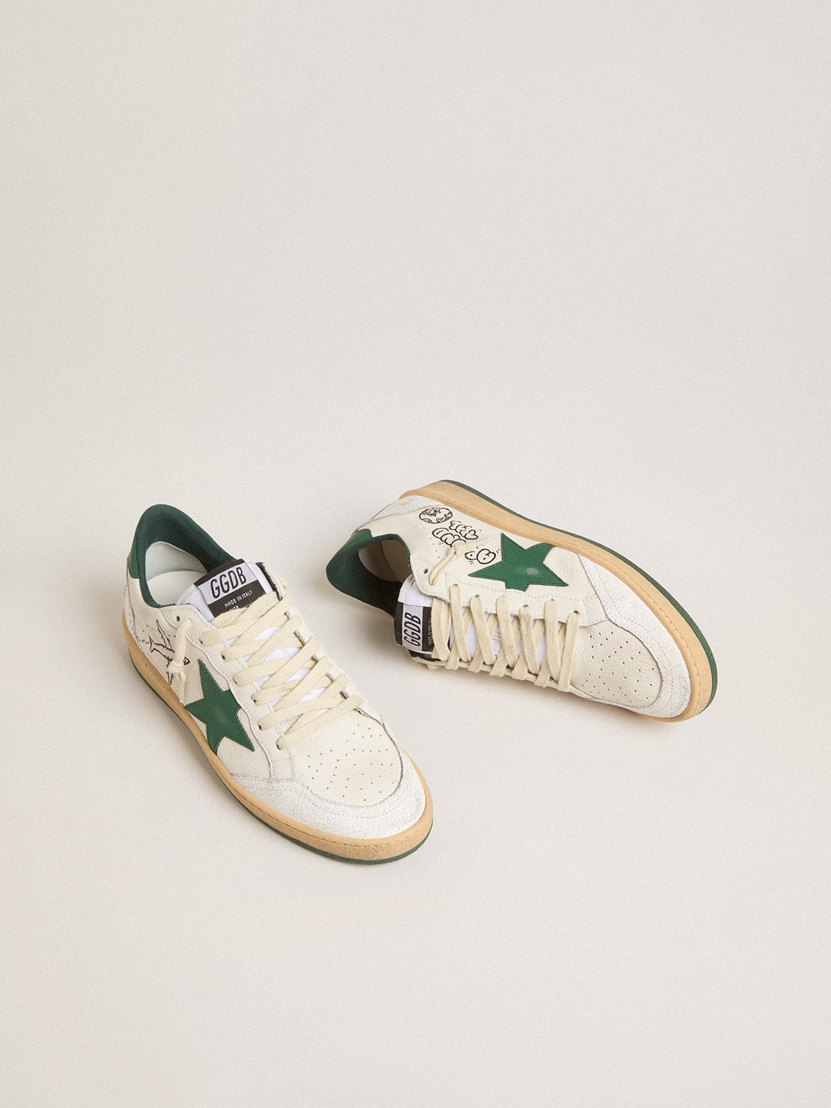 Golden Goose - Ball Star Wishes Masculino de napa branca com estrela e talão de couro verde in 