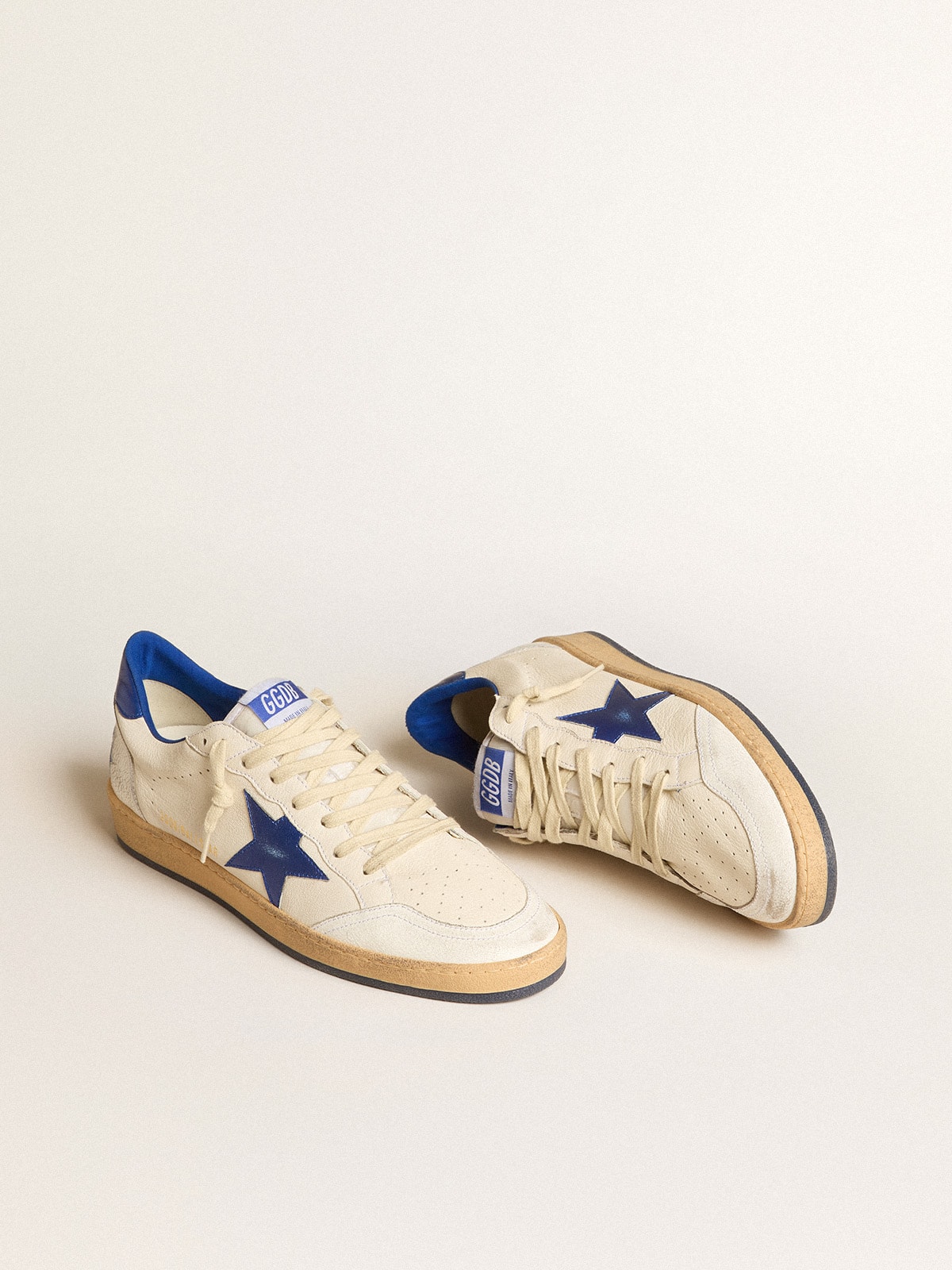 Golden Goose - Ball Star Wishes pour homme en cuir nappa blanc avec étoile et contrefort bleuet in 