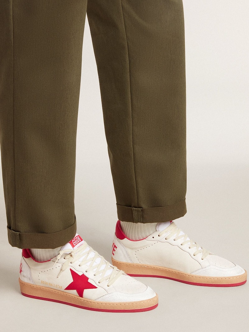 Golden Goose - Men&rsquo;s Ball Star Wishes in white leather with a red star and heel tab in 