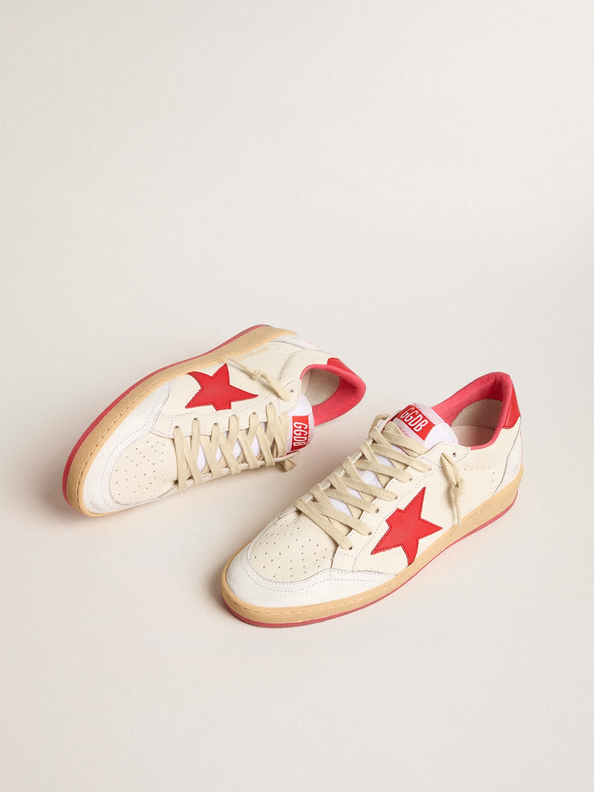 Golden Goose - Ball Star Wishes Herren aus weißem Leder mit Stern und Ferse in Rot in 