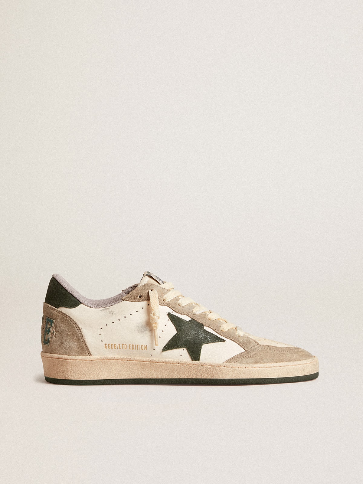 Golden Goose - Ball Star LTD de napa con estrella verde y aplicaciones de ante gris paloma in 