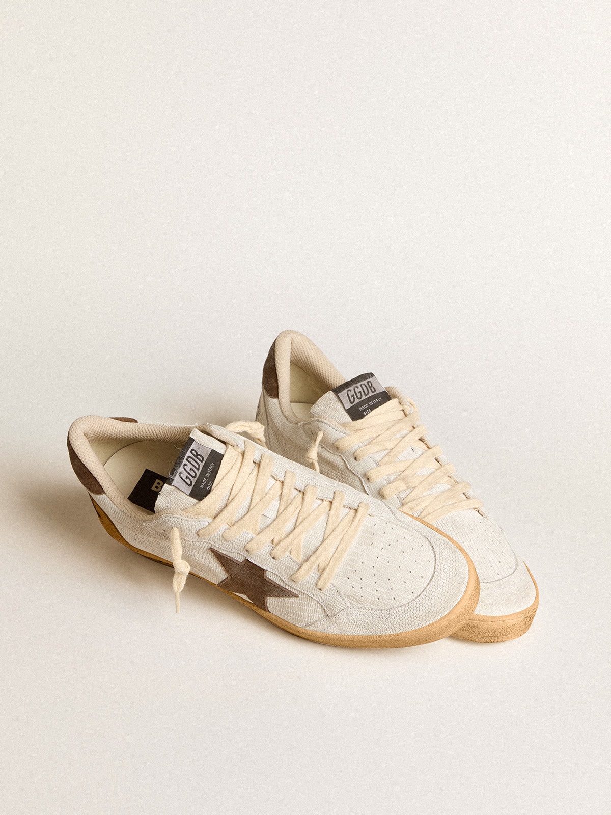 Golden Goose - Ball Star Uomo in nabuk bianco con stella e talloncino in suede marrone in 