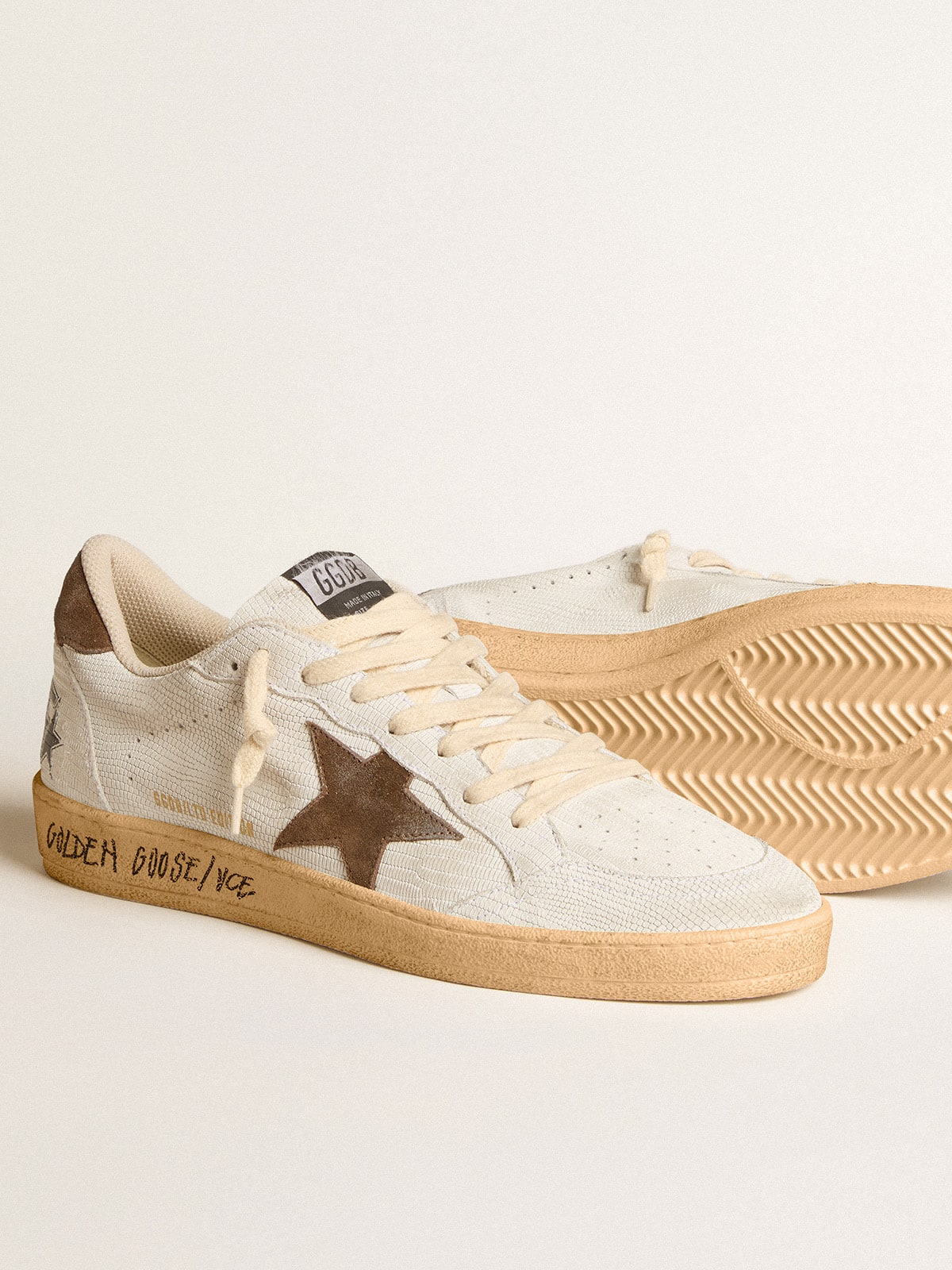 Golden Goose - Ball Star Masculino de nabuk branco com estrela e talão de suede marrom in 