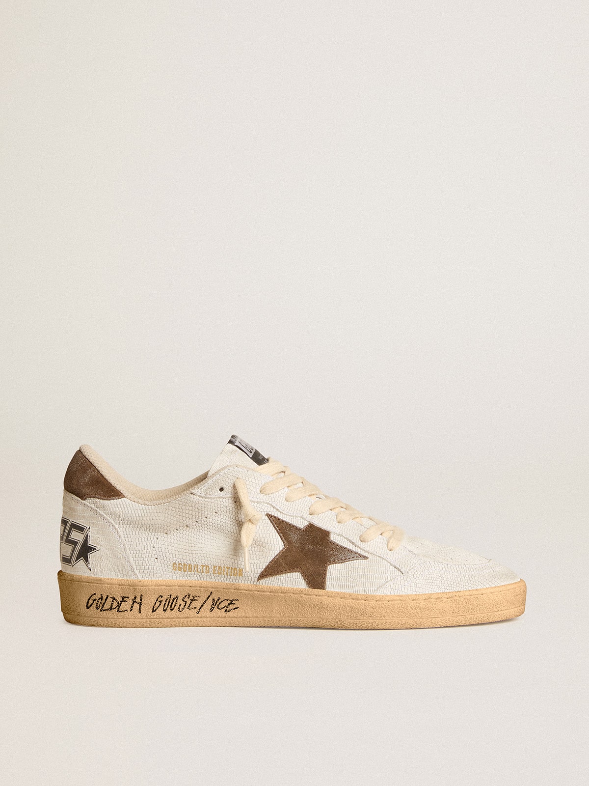 Golden Goose - Ball Star Masculino de nabuk branco com estrela e talão de suede marrom in 