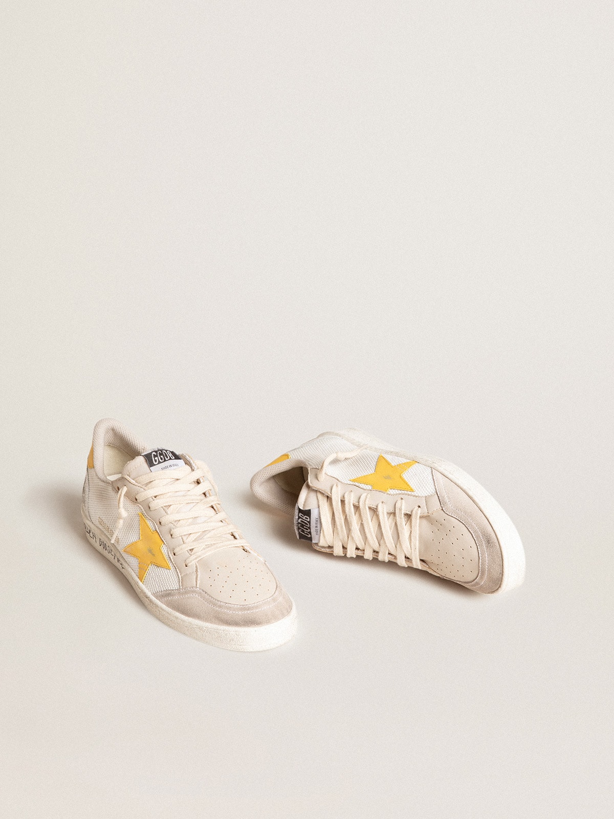 Golden Goose - Ball Star LTD de malla blanca con estrella y refuerzo del talón de piel amarilla in 