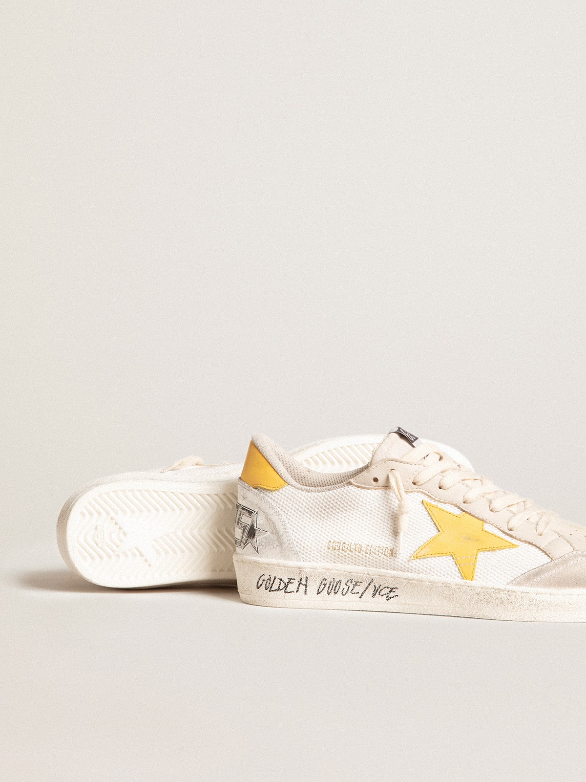 Golden Goose - Ball Star LTD de malla blanca con estrella y refuerzo del talón de piel amarilla in 