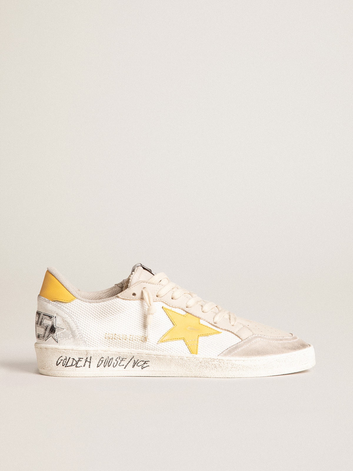 Golden Goose - Ball Star LTD de malla blanca con estrella y refuerzo del talón de piel amarilla in 