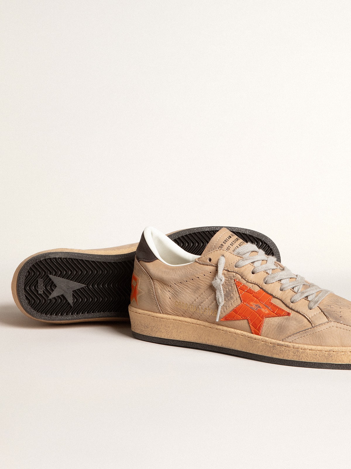 Golden Goose - Ball Star de nobuk beige con estrella de piel de cocodrilo y refuerzo del talón de nobuk in 