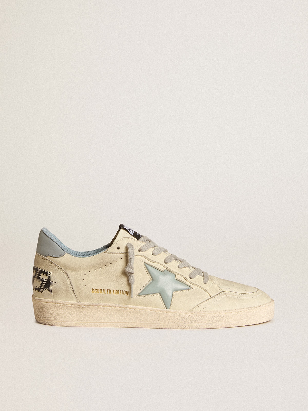 Golden Goose - Ball Star LTD avec étoile en plastique bleu ciel et contrefort en cuir in 