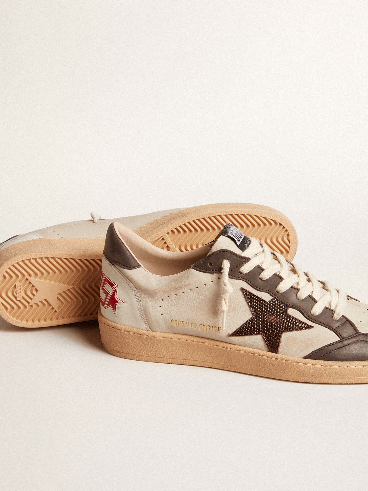 Golden Goose - Ball Star LTD aus Nappaleder mit braunem Stern und Fersendetail aus grauem Leder in 