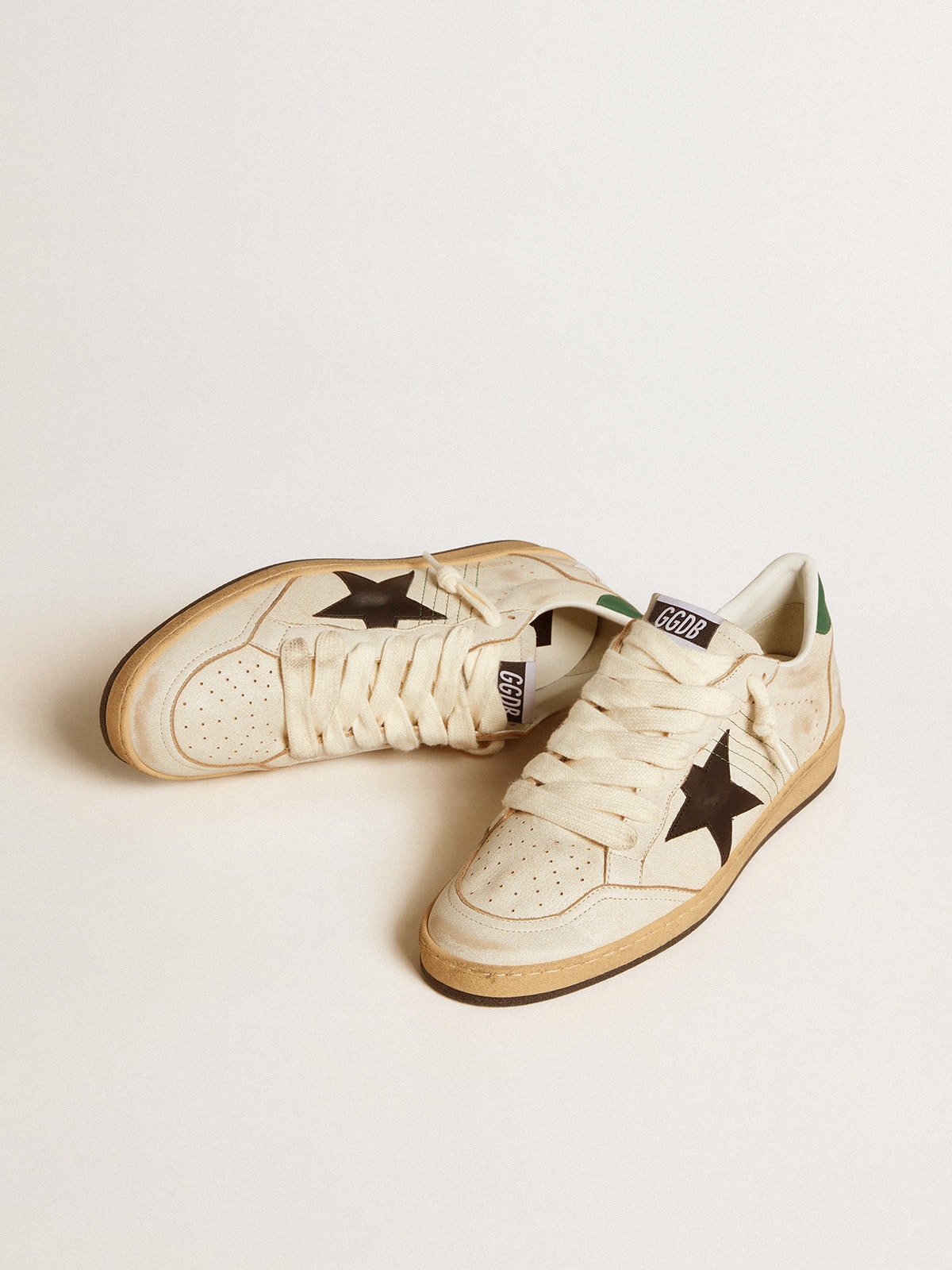 Golden Goose - Ball Star de hombre con estrella de piel negra y refuerzo del talón de piel verde in 