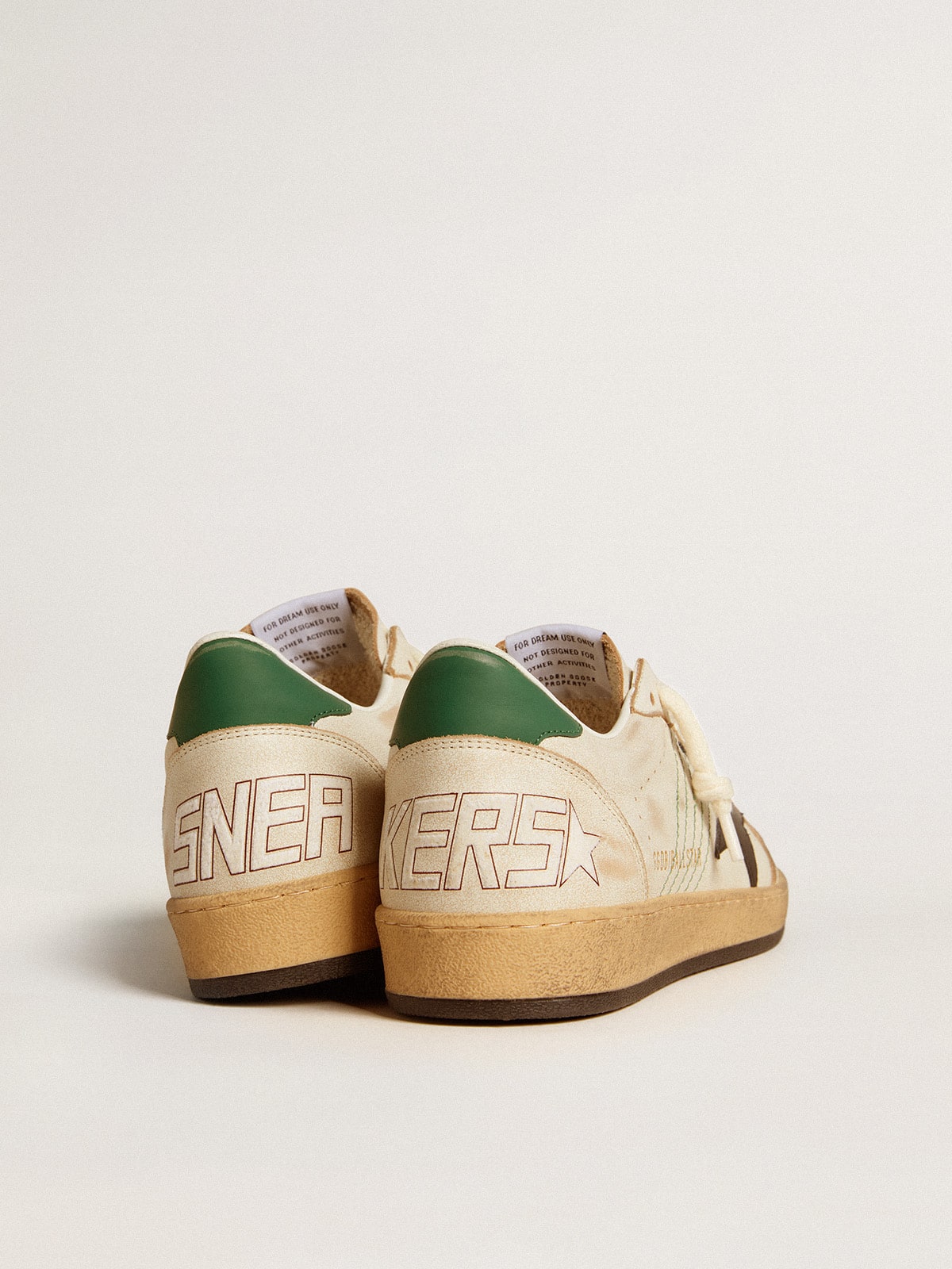 Golden Goose - Ball Star Uomo con stella in pelle nera e talloncino in pelle verde in 