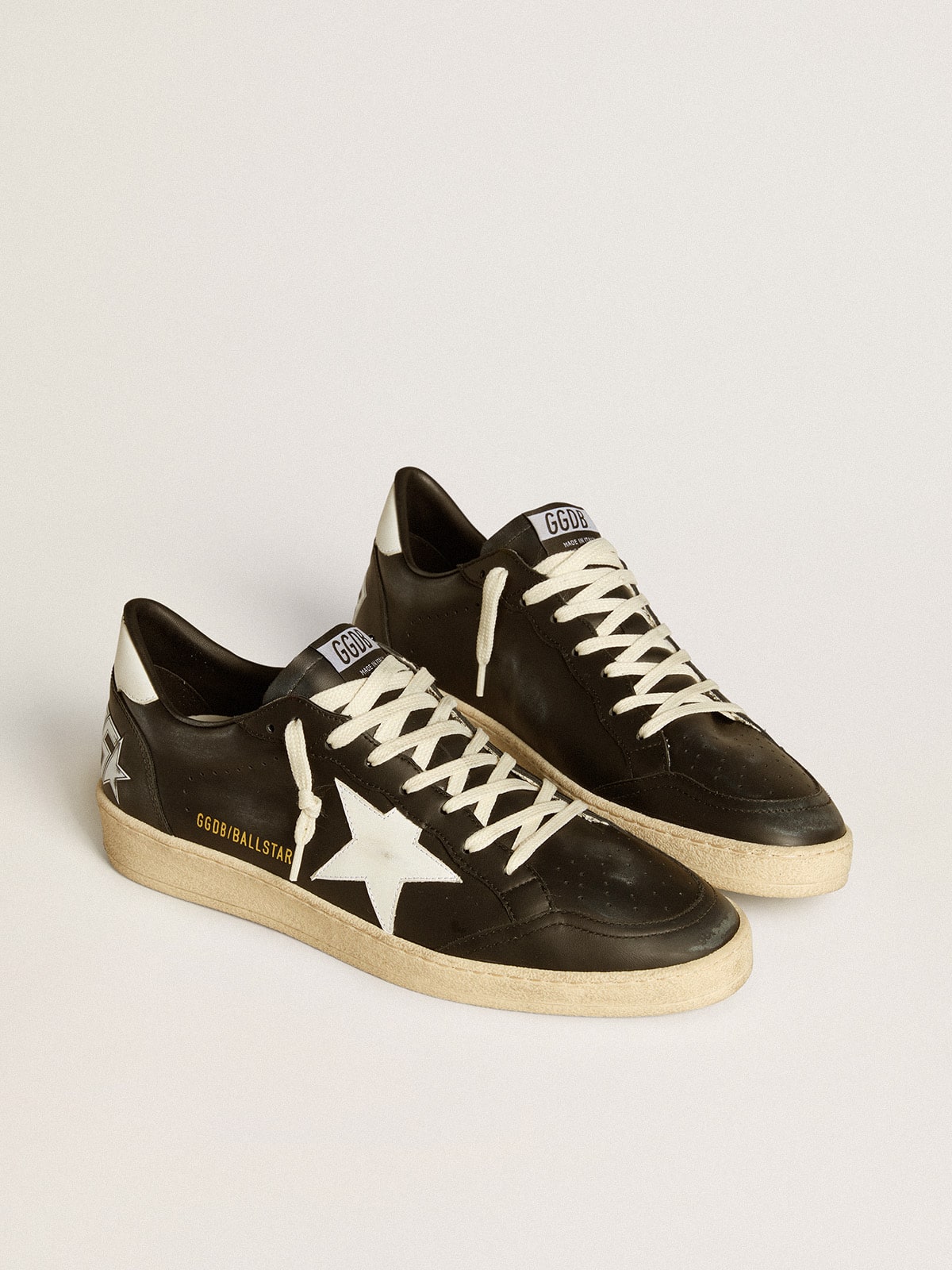 Golden Goose - Ball Star de napa negra con estrella y refuerzo del talón de piel blanca in 