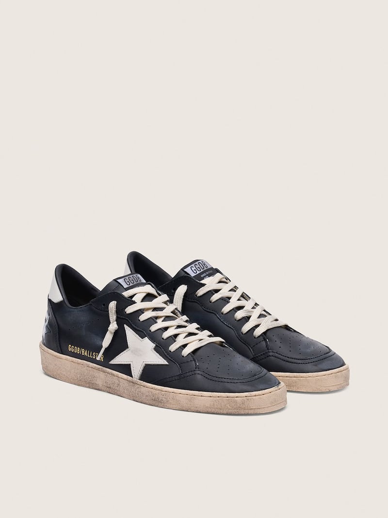 Golden Goose - Ball Star aus schwarzem Nappa mit wei&szlig;em Stern und Fersenpartie aus Leder in 