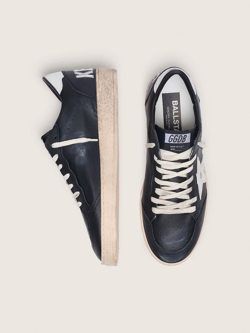Golden Goose - Ball Star aus schwarzem Nappa mit wei&szlig;em Stern und Fersenpartie aus Leder in 