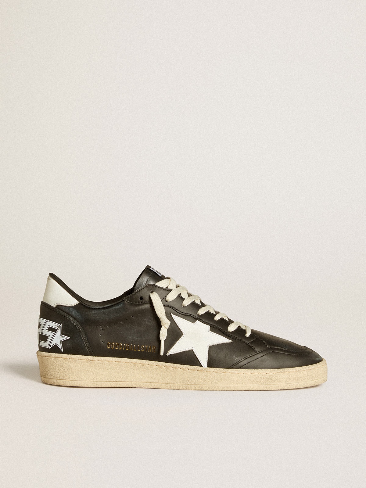 Golden Goose - Ball Star en cuir nappa noir avec étoile et contrefort en cuir blanc in 