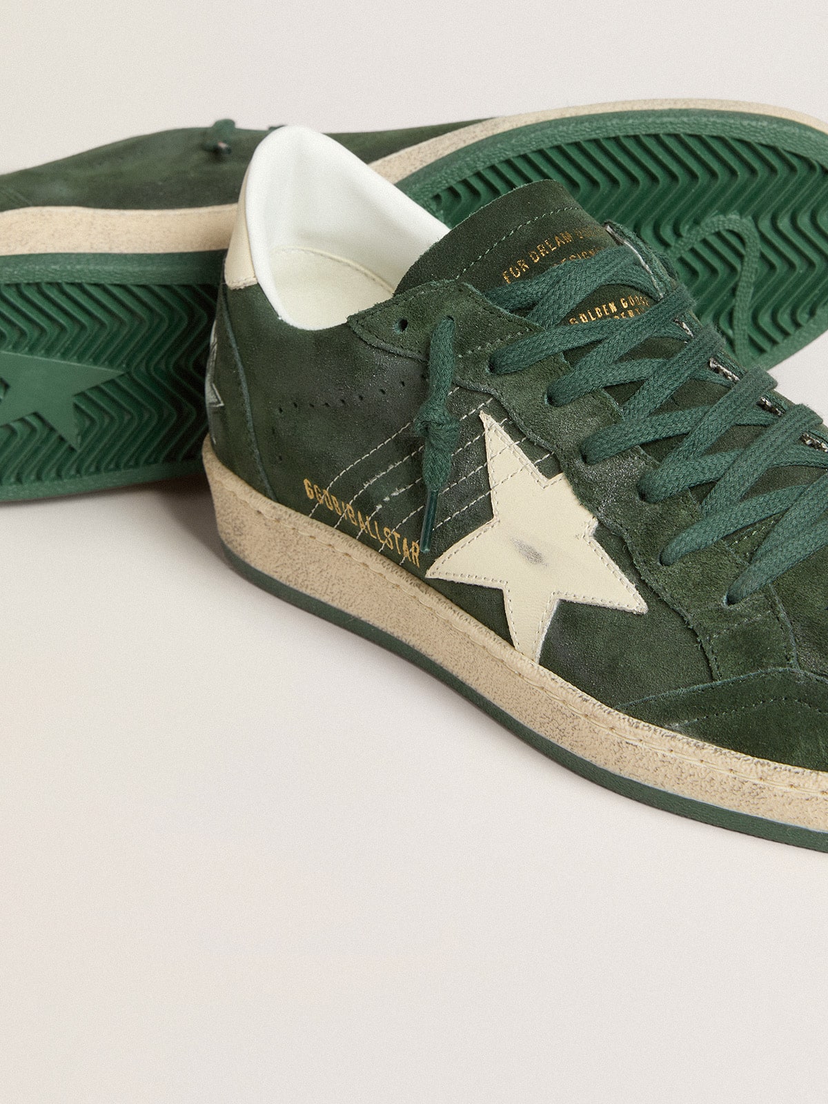 Golden Goose - Ball Star Herren aus grünem Rauleder mit Stern und Ferse aus weißem Leder in 