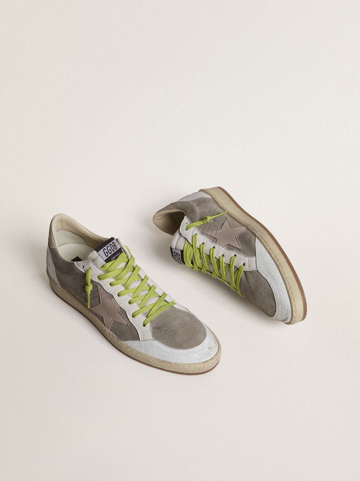 Golden Goose - Ball Star de hombre de ante gris con estrella de ante rosa antiguo y refuerzo del talón de piel beige  in 
