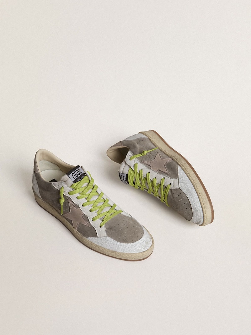 Golden Goose - Ball Star Uomo in suede grigio con stella in suede rosa antico e talloncino in pelle beige in 