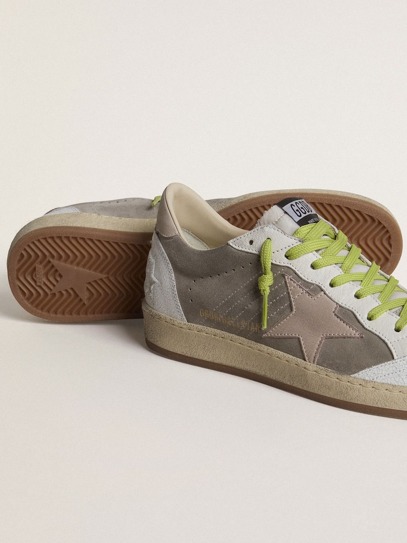 Golden Goose - Ball Star Uomo in suede grigio con stella in suede rosa antico e talloncino in pelle beige in 