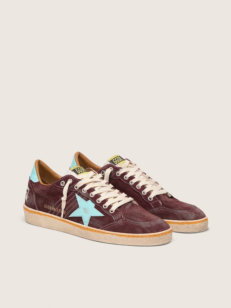 Golden Goose - Ball Star Uomo in suede color rosso scuro con stella e talloncino azzurri in 