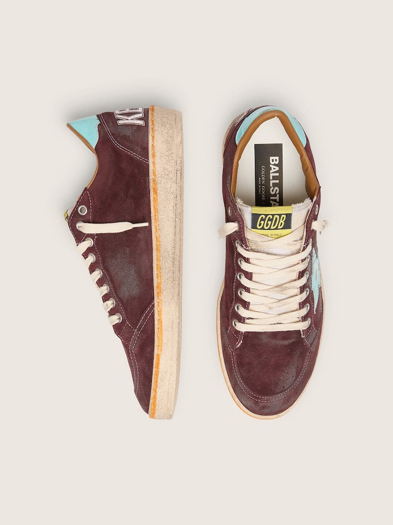 Golden Goose - Ball Star Uomo in suede color rosso scuro con stella e talloncino azzurri in 