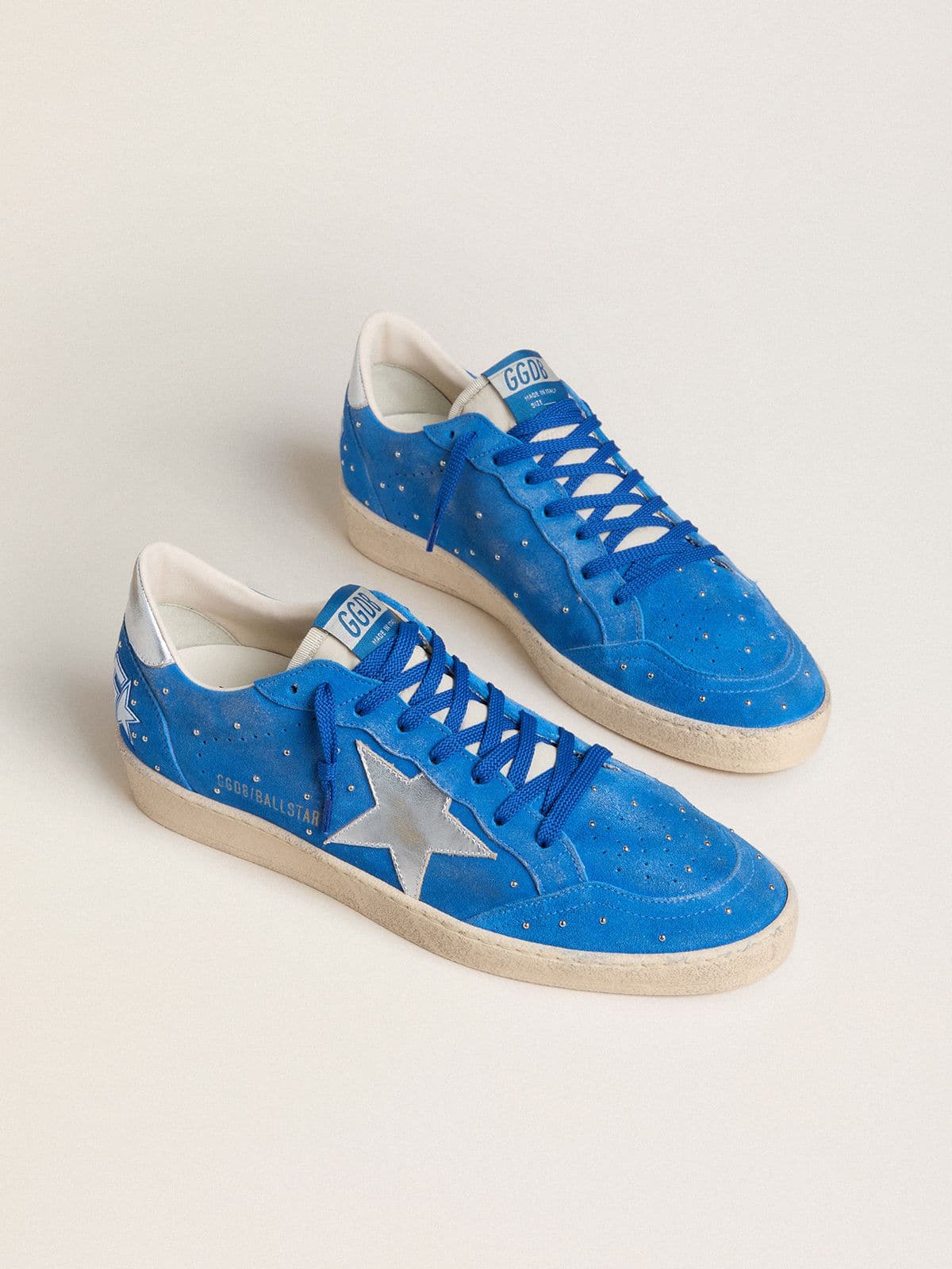 Golden Goose - Ball Star pour homme en cuir velours bleu ciel avec cabochons et &eacute;toile en cuir lam&eacute; argent&eacute; in 
