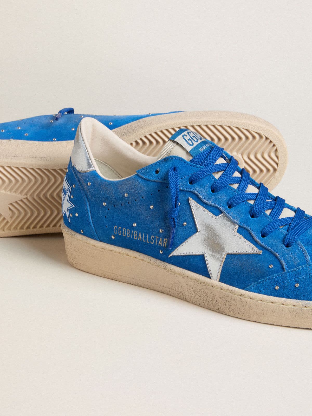 Golden Goose - Ball Star pour homme en cuir velours bleu ciel avec cabochons et &eacute;toile en cuir lam&eacute; argent&eacute; in 