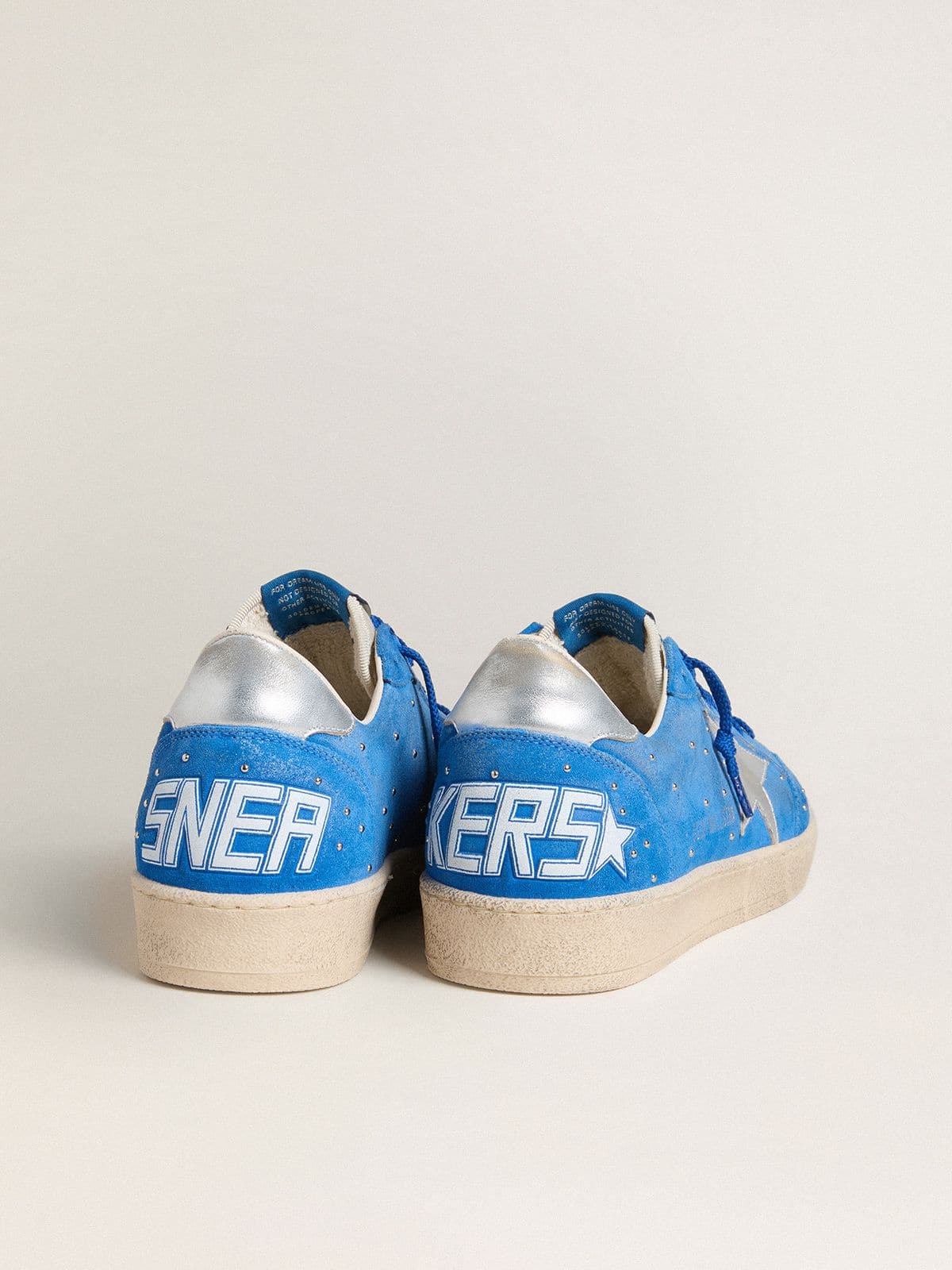 Golden Goose - Ball Star pour homme en cuir velours bleu ciel avec cabochons et &eacute;toile en cuir lam&eacute; argent&eacute; in 